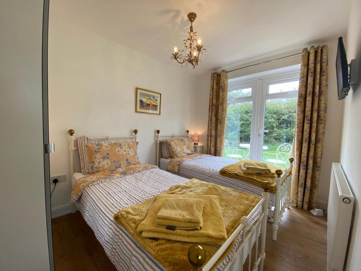 Seaview Self-Catering Coastal Bungalow In Rural West Wight Freshwater Exterior foto