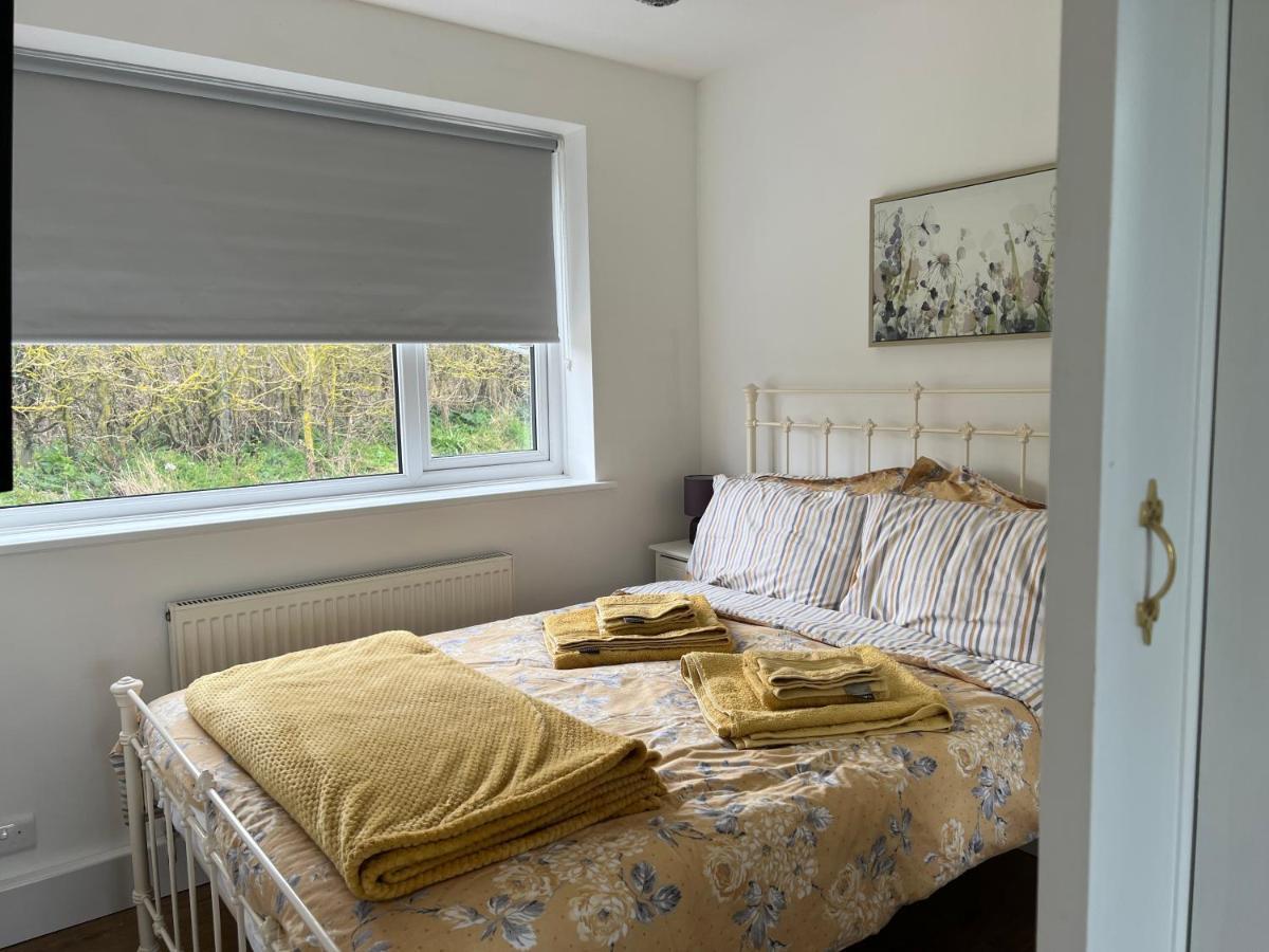 Seaview Self-Catering Coastal Bungalow In Rural West Wight Freshwater Exterior foto